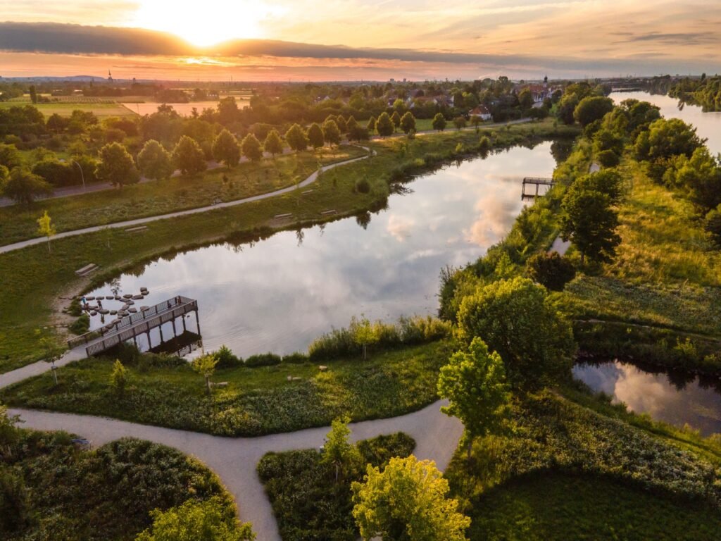Ruhige Uferpromenade am Neckar in Heilbronn am späten Nachmittag
