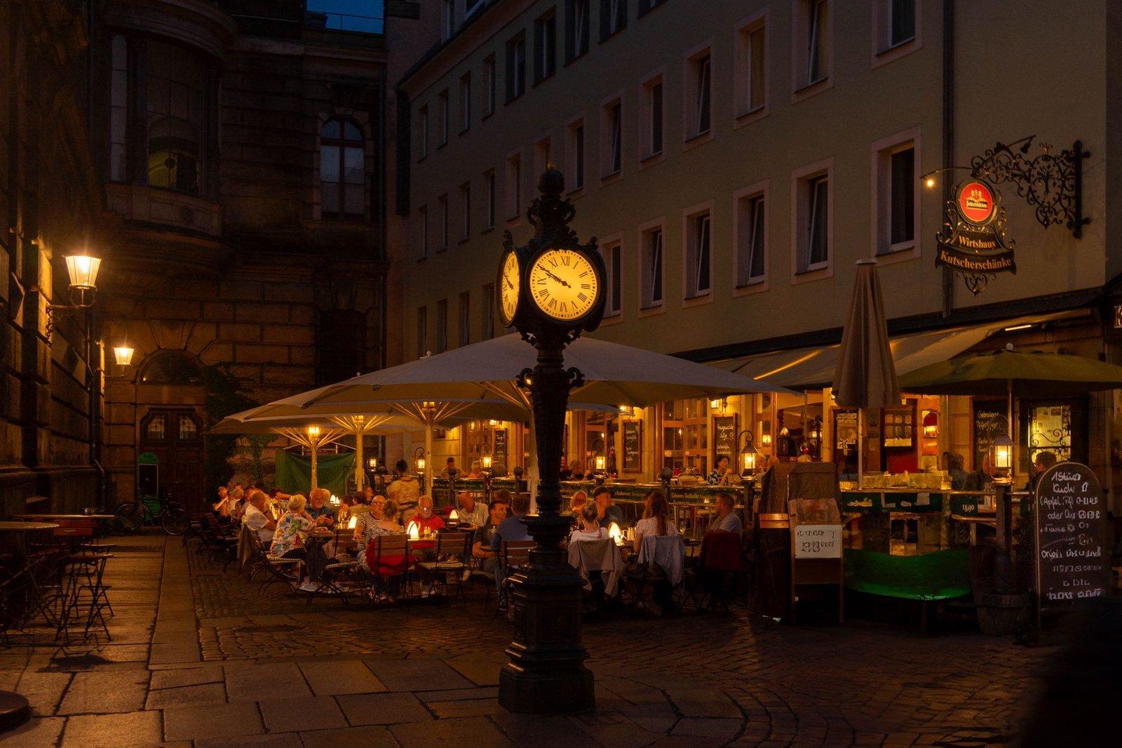 Ruhiges Café-Interieur in Heilbronn am Abend mit zwei Kaffeetassen auf einem Holztisch
