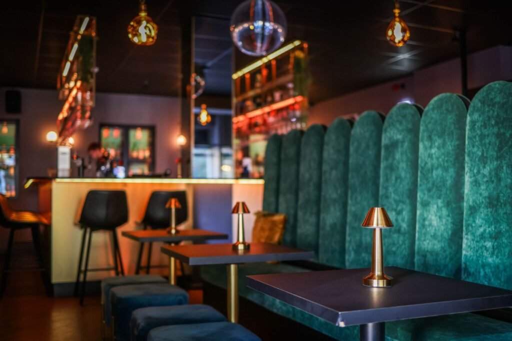 Stilvolles Bar-Interieur am Abend für ein ruhiges Treffen