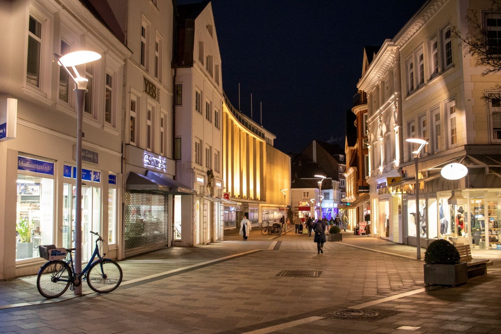 Abendliche Straßenszene in Bochum mit warmem Licht