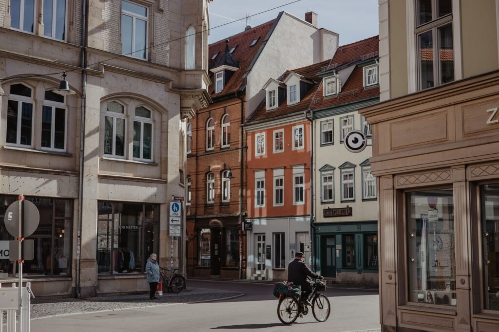 Malerische Straßenszene in Erfurt, Deutschland, mit historischer Architektur und einem Radfahrer.
