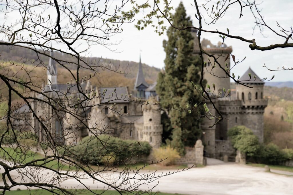 Erkunden Sie die bezaubernde Löwenburg, eingebettet in die üppige Landschaft Kassels.