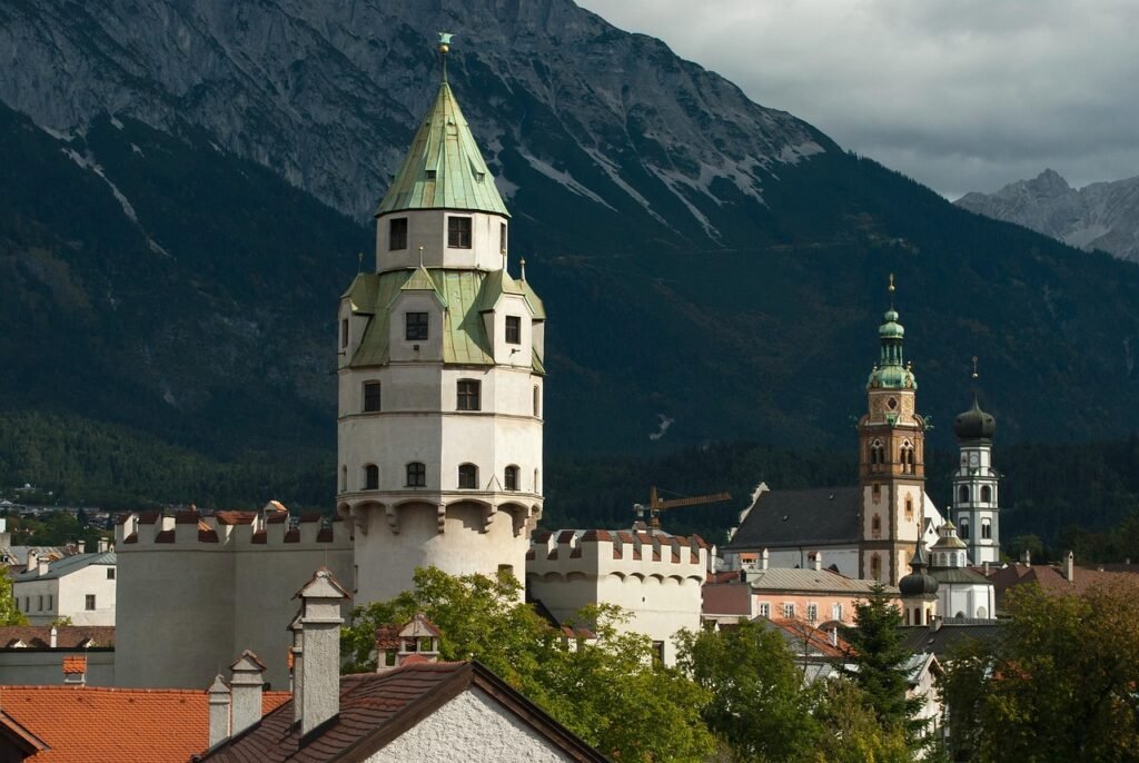 halle in tirol, oostenrijk, bergen, lucht, wolken, kerk, gebouwen, bomen, woud, bossen, stad, dorp, natuur, architectuur, ton