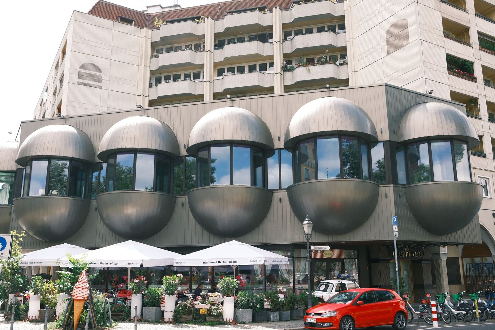 Zwei Erwachsene im freundlichen Gespräch in einem Berliner Café
