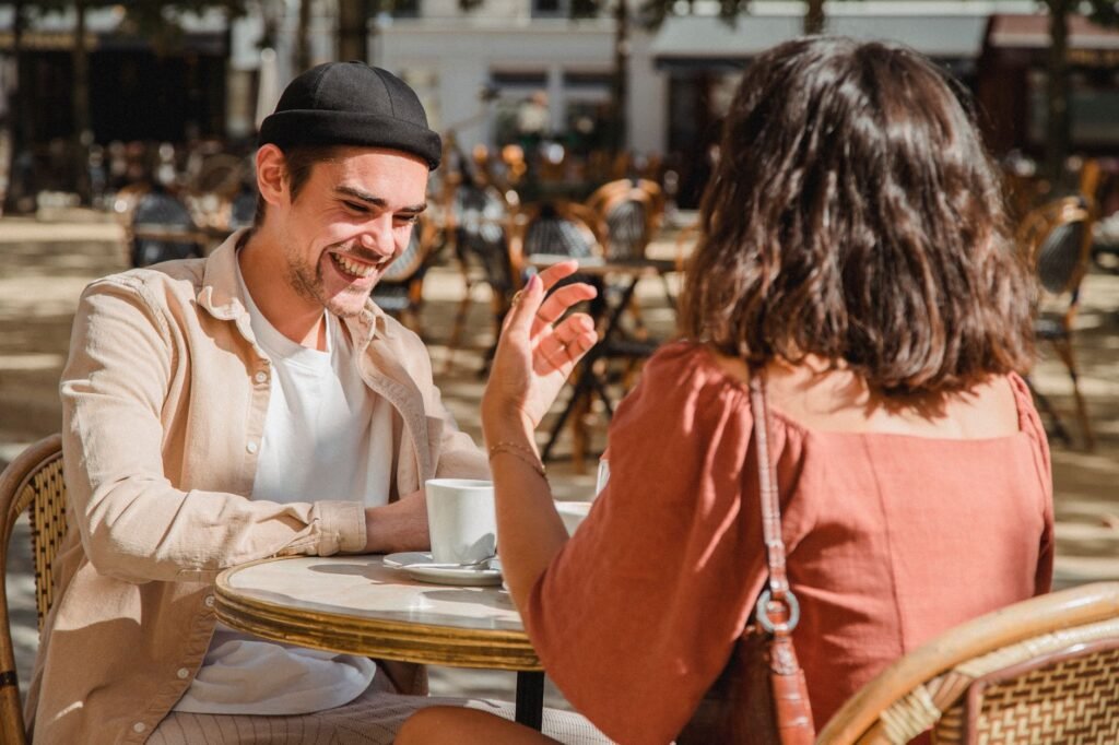 Zwei Personen im respektvollen Gespräch in einem Café