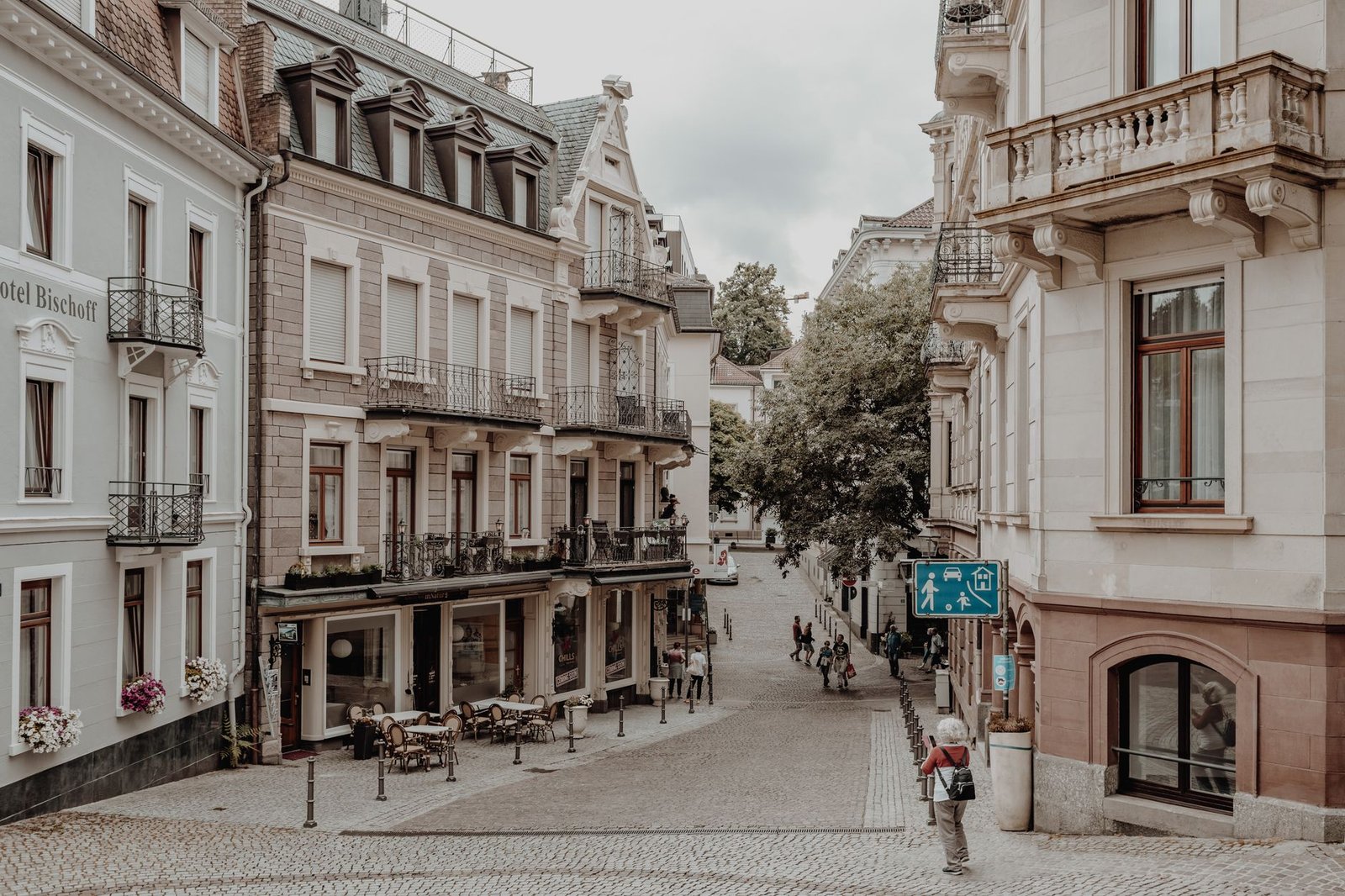 Ruhige, elegante Straße in Baden-Baden mit historischer Architektur am Morgen