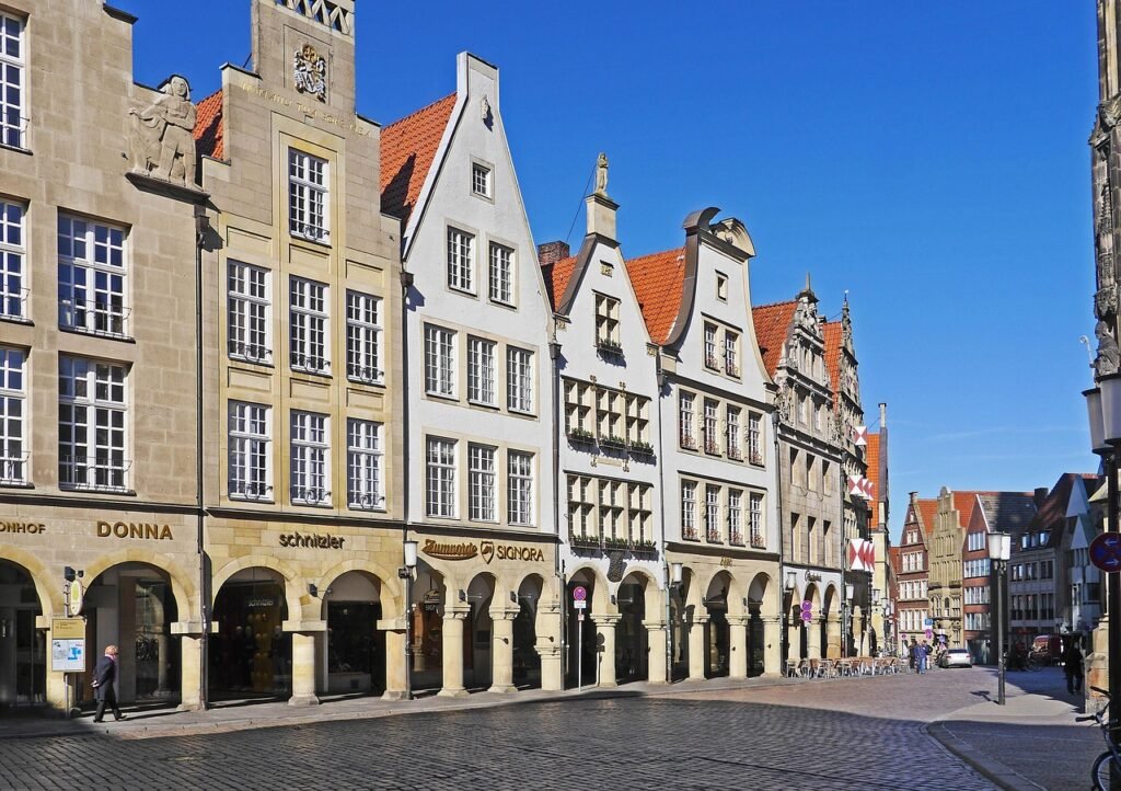 münster, prinzipalmarkt, westfalen, giebelhäuser, kaufmannschaft, 1a-lage, bogengang, pflaster, lambertikirche, stadtmitte, c