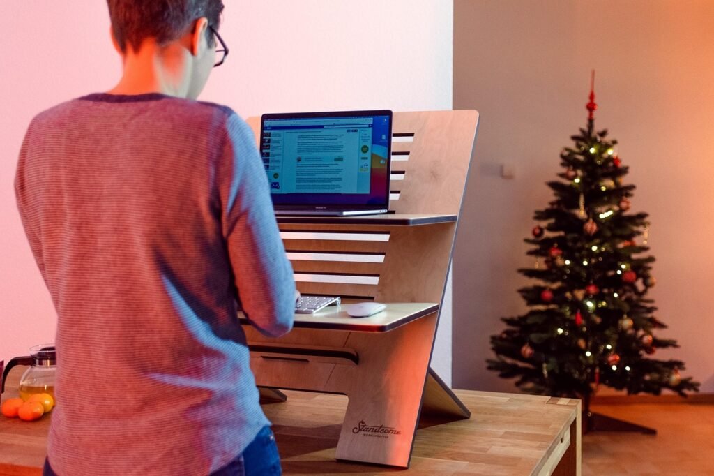 heimbüro, stehpult, wohnzimmer, weihnachten, weihnachtsbaum, online-meeting, rückenschmerzen, physiotherapie, videokonferenz,