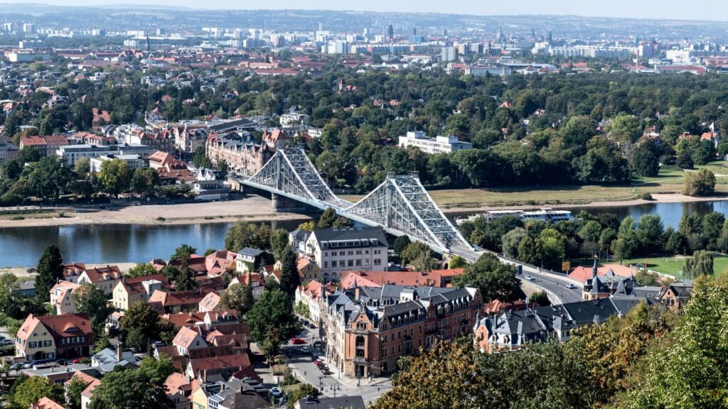 Eine atemberaubende Luftaufnahme der Blauen Wunderbrücke über die Elbe in Dresden, Deutschland.