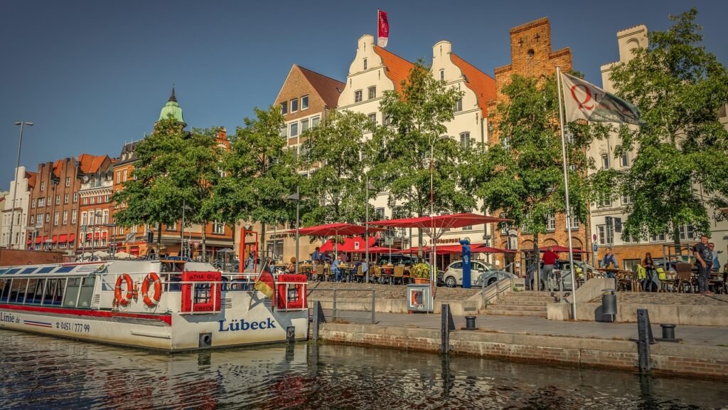 lübeck, altstadt, gewässer, schiffahrt, architektur, historisch, häuser, holstentor, fußgängerzone, alt, deutschland, stadtla