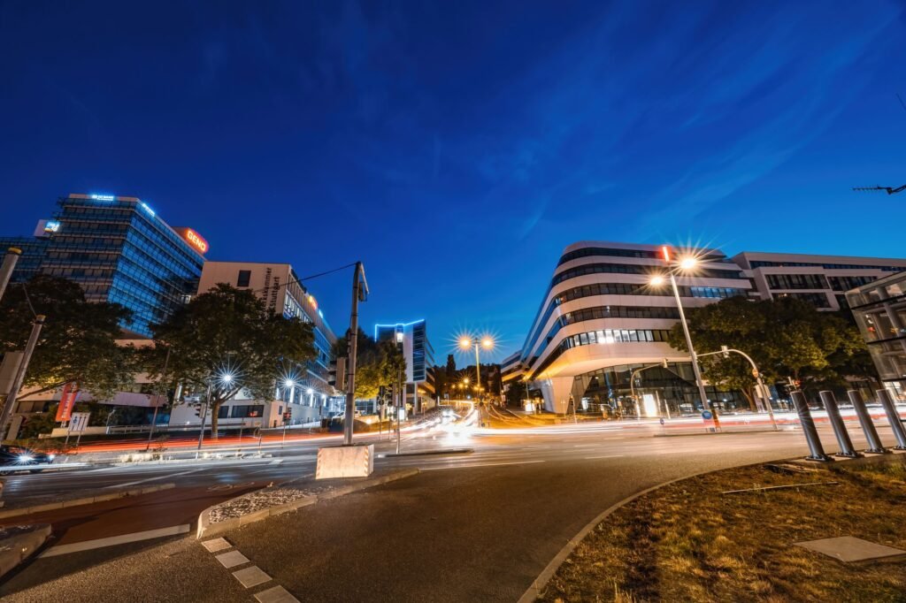 Ruhige Stuttgarter Seitenstraße am Abend mit Straßenlaternen und Haltestelle
