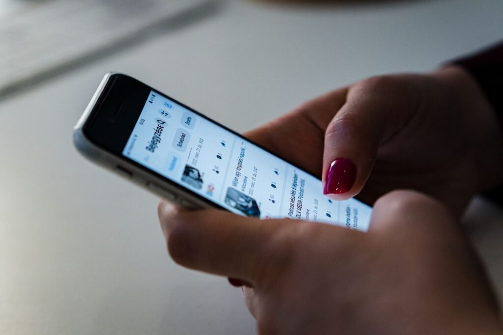Hand hält Smartphone und prüft ein Online-Profil
