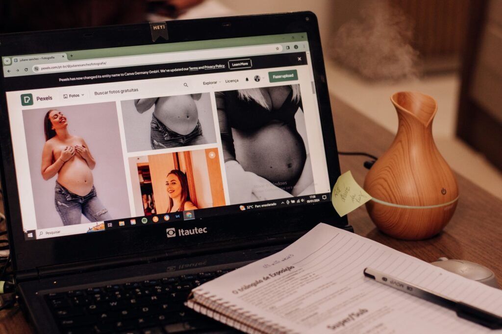 Laptop auf einem aufgeräumten Schreibtisch, der die kritische Prüfung von Escort-Profilen in Düsseldorf veranschaulicht