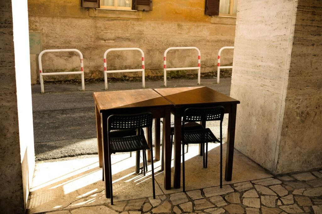 Ruhiger Café-Tisch am Fenster für ein erstes unverbindliches Treffen