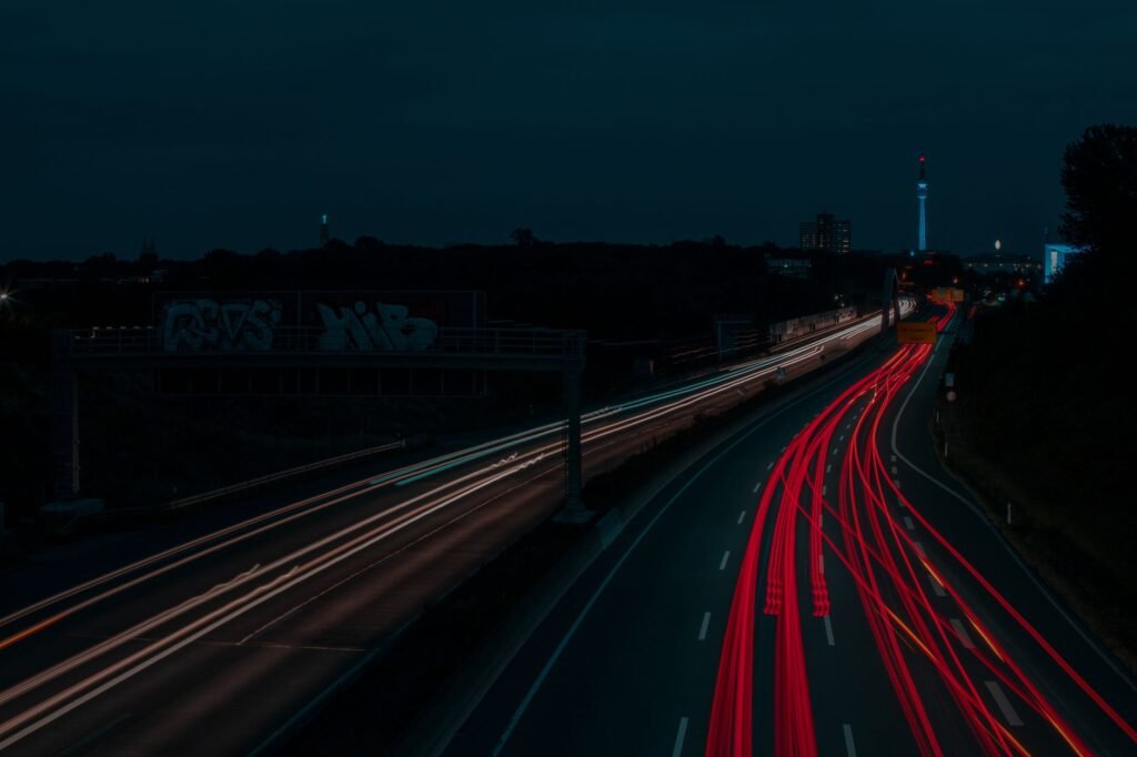 Langzeitbelichtung, die Lichtspuren auf einer Autobahn in Dortmund bei Nacht einfängt.